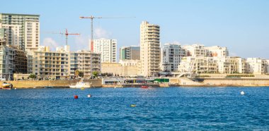Sliema City, Malta - 15 Temmuz 2019. Vallette City, Malta 'dan Sliema şehri manzaralı.