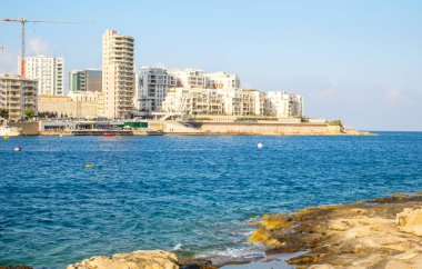 Sliema City, Malta - 15 Temmuz 2019. Vallette City, Malta 'dan Sliema şehri manzaralı.