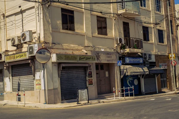 Albert City, Malta - 17 Temmuz 2019. Malta 'nın Albert şehrinde geleneksel Malta mimarisi, geleneksel balkonları ve tarihi Malta şehrinde eski binaları olan cadde.