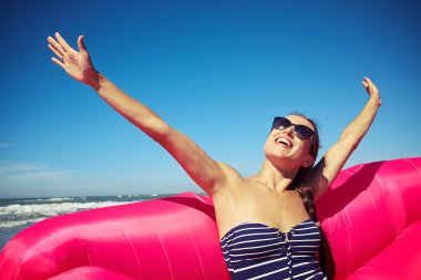 Çok gülümseyen bir erkek plaj si sıcak güneşli bir günde zevk