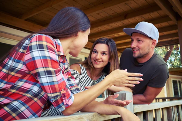 Group of friends discussing something outside — Φωτογραφία Αρχείου