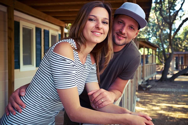 Liebendes junges Paar hält Händchen und posiert auf der Terrasse — Stockfoto