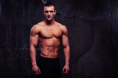 Kaslı erkek model poz çıplak studio göğüslü