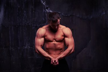 Gömleksiz adam onun pompalanan pazı bakan