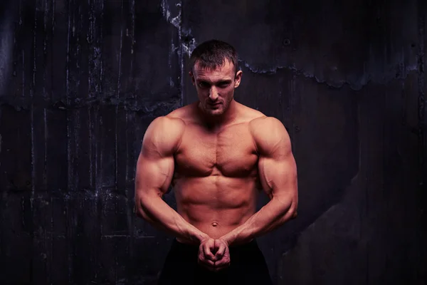 Fitness modelo masculino mostrando seu corpo forte atlético — Fotografia de Stock