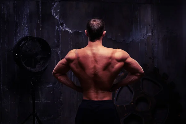 健康强壮年轻健美展示他肌肉发达的背部 — 图库照片