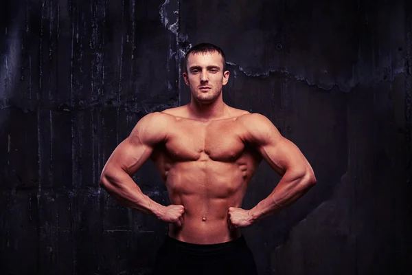 Fisiculturista bonito com corpo muscular tonificado posando sem camisa — Fotografia de Stock