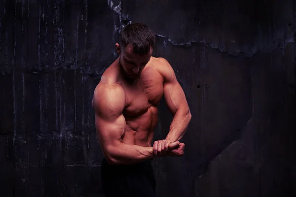 Hemdloser Mann lässt Muskeln spielen und zeigt große Erleichterung seiner Arme — Stockfoto