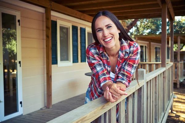 Positiv lächelnde Kaukasierin posiert auf dem T vor der Kamera — Stockfoto