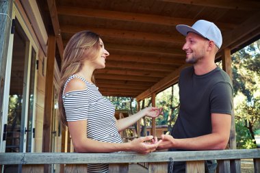 Romantik dahil insanlar bazı gelecek planları tartışıyor 