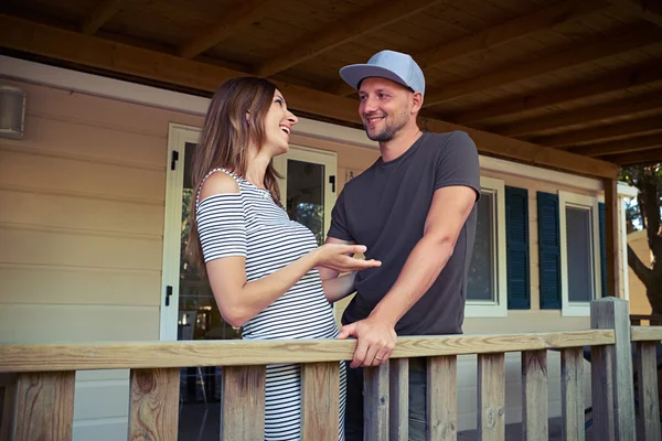 Couple marié parlant agréablement sur le porche des res en bois — Photo