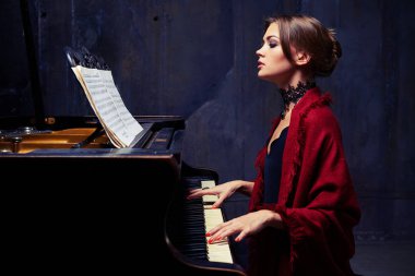 Abiye siyah dantel kolye ve kırmızı s ile büyüleyici kadın