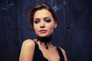 Güzel kadın, ağız açık biraz mutlu ve işte