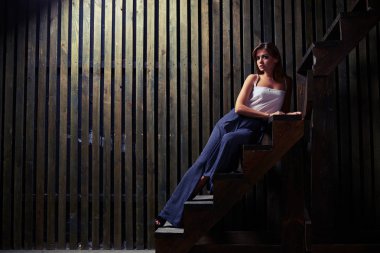 Zarif güzel kadın s merdivenlerde şık kıyafeti