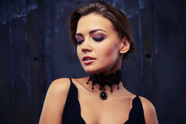 Mooie jonge vrouw met rokerige make-up neerkijkt, het dragen van je — Stockfoto