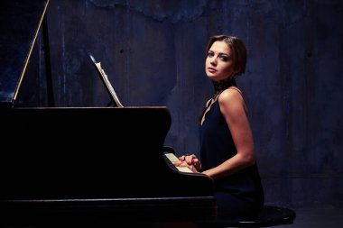 İnspirited memnun Bayan için otururken positing 