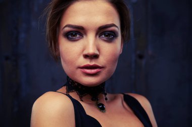 Siyah Abiye posin içinde zarif zarif kadın portresi yan