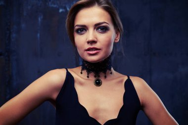 Duygusallık güzel kadın modeli yüz ile moda makyaj, giyim