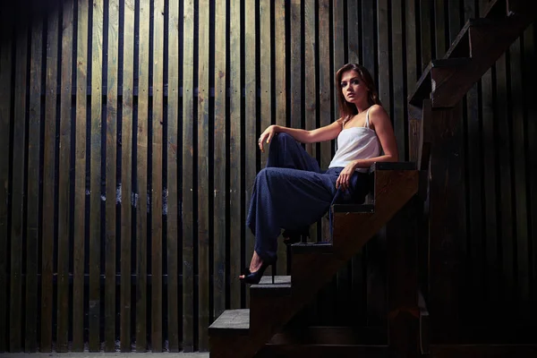 Moderna mujer joven de moda en zapatos de tacón alto sentado en las escaleras i —  Fotos de Stock