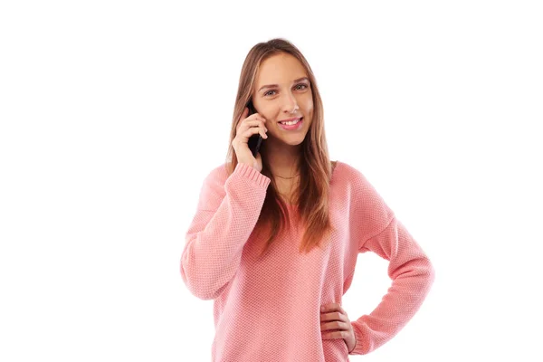 Χαρούμενο κορίτσι εφηβική Καυκάσιος χαμογελώντας ενώ μιλώντας στο cellpho — Φωτογραφία Αρχείου