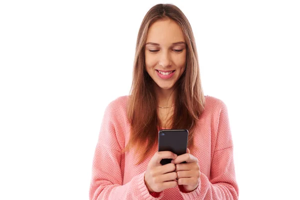 Adolescente entusiasmado lendo mensagem de texto agradável no celular pho — Fotografia de Stock