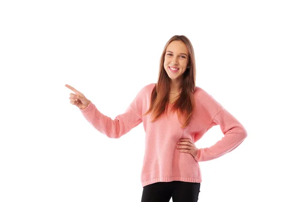 Menina adolescente feliz apontando com o dedo indicador para alguém ou algo assim — Fotografia de Stock