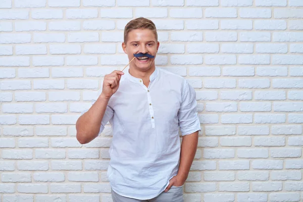 Retrato de homem bonito em roupas casuais vestindo papel preto — Fotografia de Stock