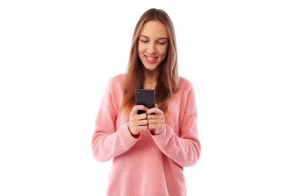 Ung upptagen ungdom textning med vänner via mobiltelefon över whit — Stockfoto