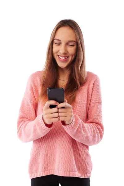 Молодежь улыбается мягко во время ввода сообщения на смартфоне изолированы — стоковое фото