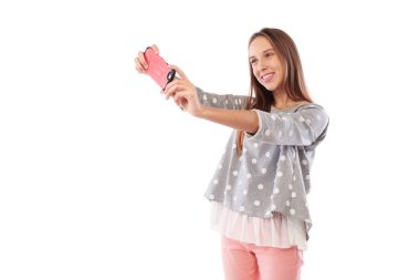 Pozitif gençlik yapma selfie, holding telefon iki el ve p ile
