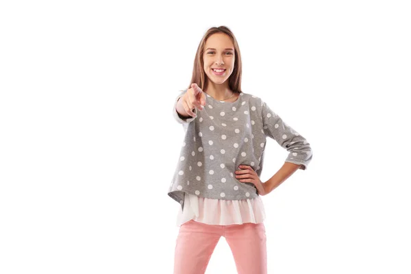 Fröhliches junges Mädchen zeigt in selbstbewusster Pose auf dich — Stockfoto