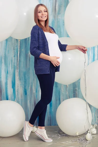 スタジオ s でポーズをとって大喜びの妊娠女性の全身肖像画 — ストック写真