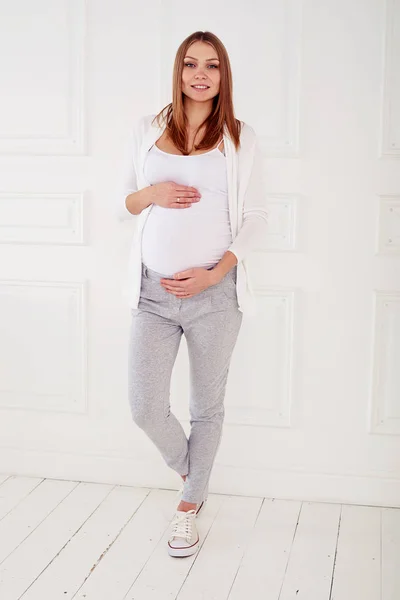 触れる若い美しい妊婦の全身肖像画 — ストック写真