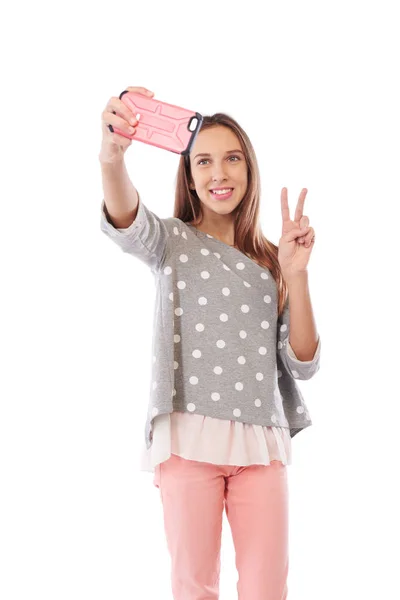 Szczęśliwa dziewczyna jest biorąc selfie i pokazuje gest ok podczas pozowanie — Zdjęcie stockowe