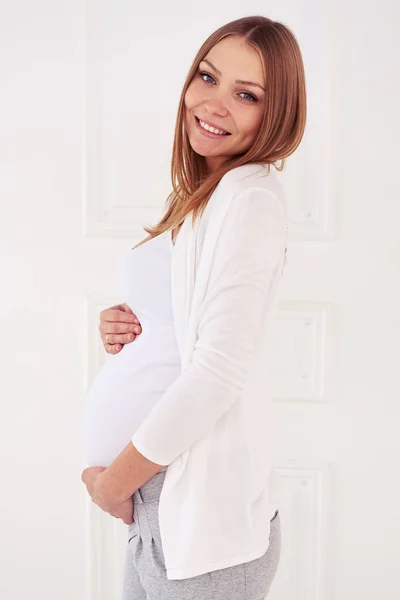 카메라 isolat을 보고 아기를 기대 하는 여자의 연약한 모습 — 스톡 사진
