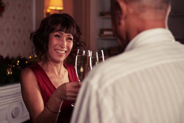 Şampanya ile glasse tungur mutlu kadın kıdemli odaklanmak 