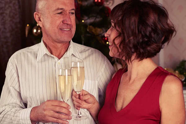 Una linda pareja sonriente bebiendo champán —  Fotos de Stock
