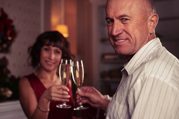 Nahaufnahme von Gestell-Fokusaufnahme eines älteren Mannes, der Gläser mit Champagner anstößt — Stockfoto