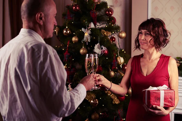 Älskande par spottar sina flöjter champagne innan exchangi — Stockfoto