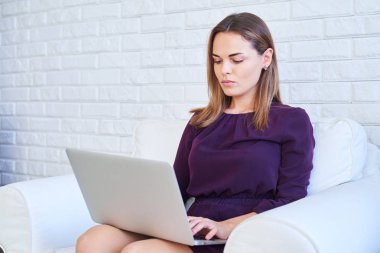 Bir kadın oturma ve laptop arıyorum 