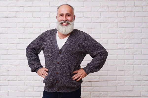 Un abuelo alegre de pie sobre fondo blanco —  Fotos de Stock