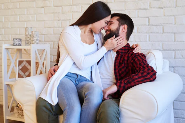 Een liefdevol paar knuffelen elkaar — Stockfoto