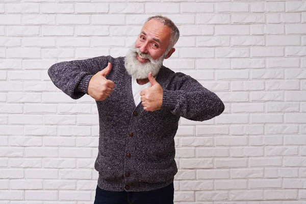 Un homme barbe souriant en veste grise tricotée à la main — Photo