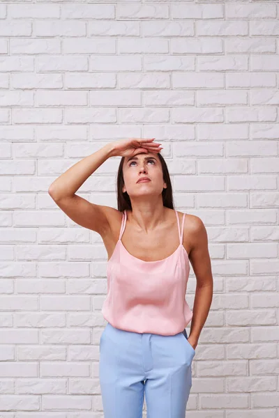 Uma mulher a olhar para cima, com olhos ansiosos — Fotografia de Stock