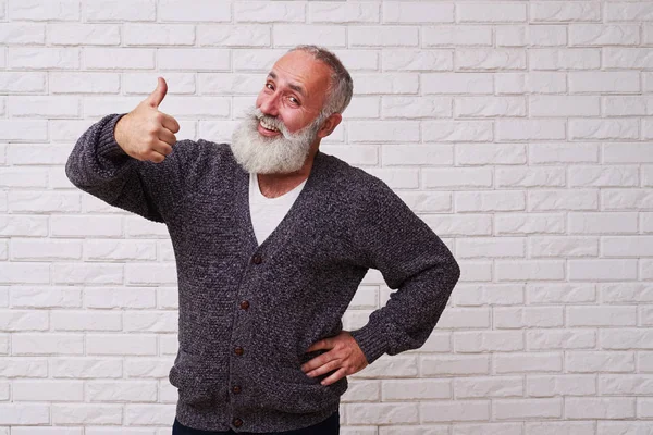 Amusing beard man holding his thumb-up — Stock Photo, Image