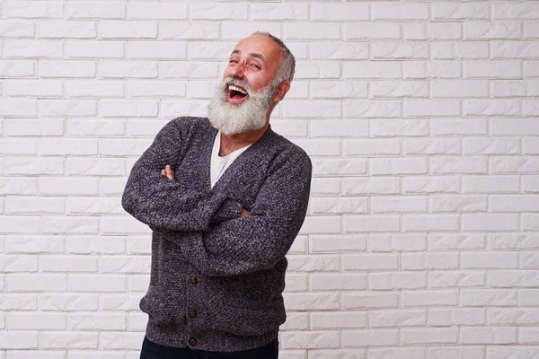 Barba atraente macho rindo e de pé com confiança contra — Fotografia de Stock