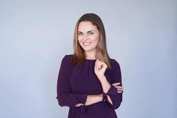 Hermosa mujer moderna con estilo de pie con los brazos cruzados y smi — Foto de Stock