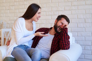 Çizgi roman severler taraf üzerinde beyaz arka izole gülüyor ile böler