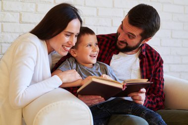 Komik baba oğlu otururken bir şaşkınlık ile seyir 