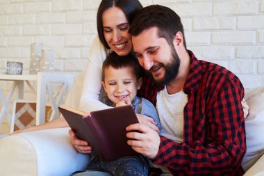 Sevgi dolu eşi ve onun sevgili harcama yaparken kucaklayan anne wh zaman